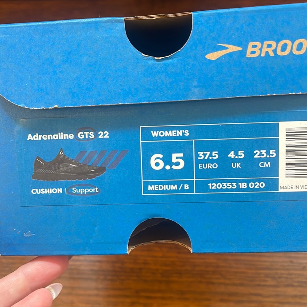 Women’s Brooks Adrenaline GTS 22, size 6.5, Black